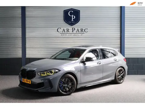 BMW 1-serie M135i xDrive 306+PK M-PERFORMANCE/LED/VIRTUAL/SFEER/PANO/LEER+S.VERWARMING/LMV/CAM/CRUIS