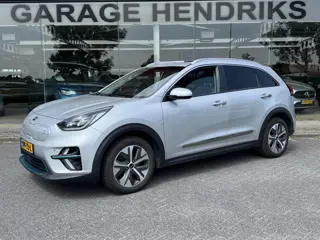 Kia e-Niro ExecutiveLine Sky 64 kWh | SOH: 93,9% | 3 Fase | Warmtepomp | Schuifdak | Adaptive CC | L