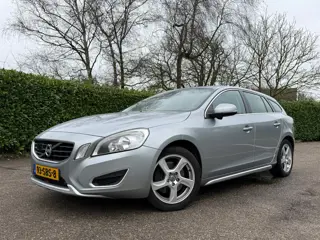 Volvo V60 2.0 T5 Momentum Automaat | Navi | Leder | Trekhaak | Clima | 16" Velgen | PDC | Cruise | G
