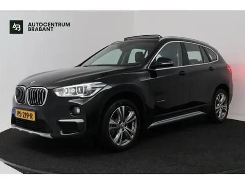 BMW X1 XDrive20i High Executive (PANORAMADAK, CAMERA, TREKHAAK, STOELVERWARMING, DEALER ONDERHOUDEN)