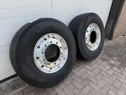 Alcoa Dura bright velgen 2 x Stuuras 4 x Trekas incl. banden HT1408