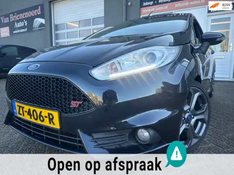Ford Fiesta 1.6 ST2 met parkeersensoren en navigatie en bluetooth telefoon en airco
