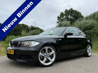 BMW 1-serie Coupé 135i High Executive | Origineel NL | Handgeschakeld | 18" Velgen | Stoelverwarming