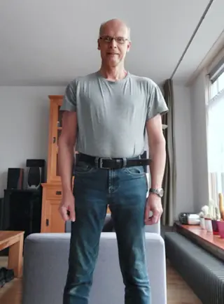 Zoek een vrouw voor een verkleedpartij.