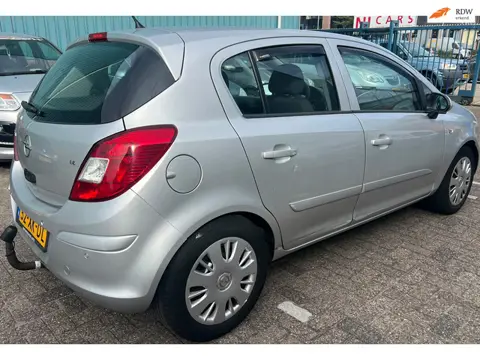 Opel Corsa 1.4-16V Enjoy AUTOMAAT rijdt prima. apk 1 jaar