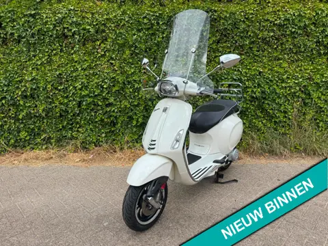 Vespa Sprint 45 km E4 Scooter BIANCO BETAAL met in3