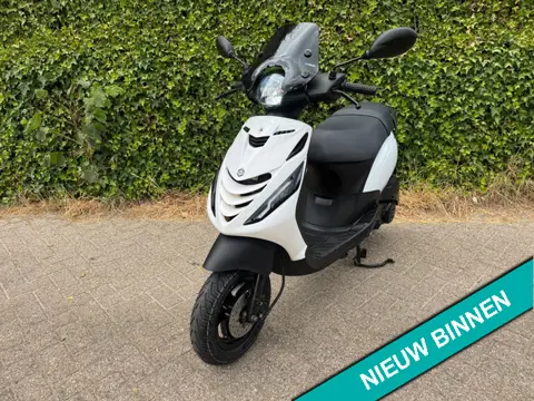 Piaggio Zip E4 45km Alpha LED White / Black BETAAL met in3