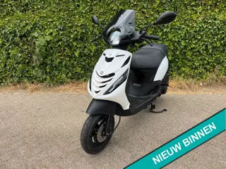 Piaggio Zip E4 45km Alpha LED White / Black BETAAL met in3
