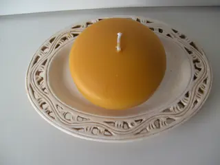 KAARSEN MET SCHAALTJE HONING KLEUR Ø 8 CM, 8 SETS