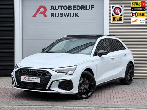 Audi A3 Sportback 45 TFSI e S edition Competition Pano/Sfeer/Camera