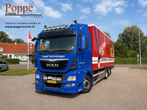 MAN TGX BOX | upholstered with red carpet | (bj 2013)