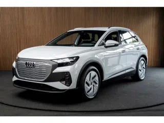 Audi Q4 e-tron 40 77 kWh ACC Navi PDC Elektr. trekhaak Waterpomp Metallic lak Zwarte binnenhemel Met