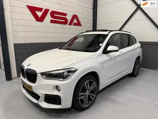 BMW X1 SDrive20i High Executive M-pakket|Stoelvw|Panorama|Trekhaak|Camera|4-seizoen banden|key-less|
