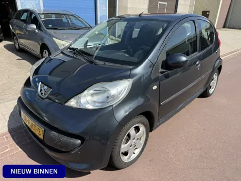 Peugeot 107 1.0-12V XS 2009 5drs koude airco APK 3-27 Leuke en goede auto nog met 2 nieuwe All Seaso