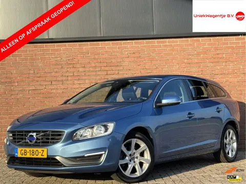 Volvo V60 1.6 T3 MOMENTUM | NL-AUTO! | DEALER OH! | TREKHAAK!