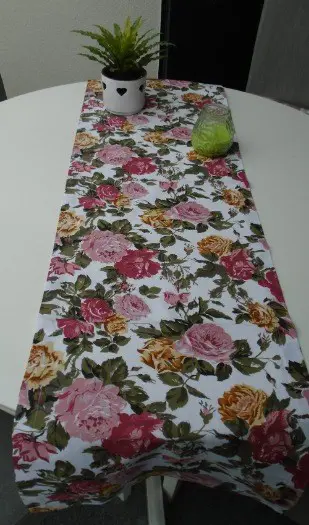 TAFELLOPER KASTLOPER 1,50 MTR ROZEN 2 stuks Nieuw