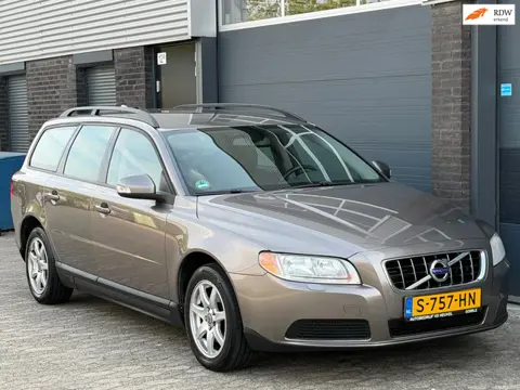 Volvo V70 2.0 Momentum LEER CRUISE CLIMA TREKHAAK NIEUW APK
