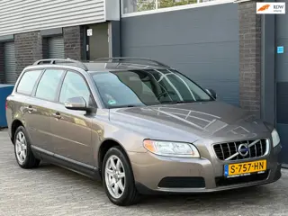 Volvo V70 2.0 Momentum LEER CRUISE CLIMA TREKHAAK NIEUW APK