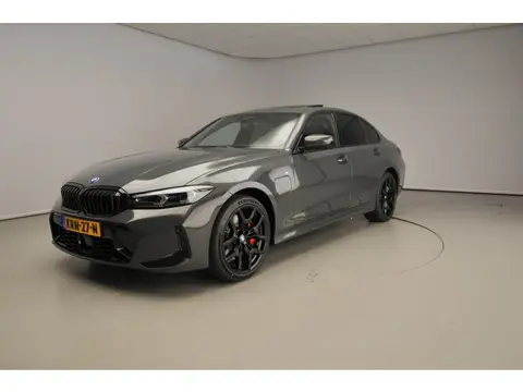 BMW 3 Serie Sedan 330e M Sportpakket Pro / Schuifdak / Driving assist prof / Getint glas / Leder / A