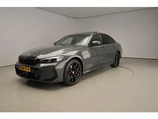 BMW 3 Serie Sedan 330e M Sportpakket Pro / Schuifdak / Driving assist prof / Getint glas / Leder / A