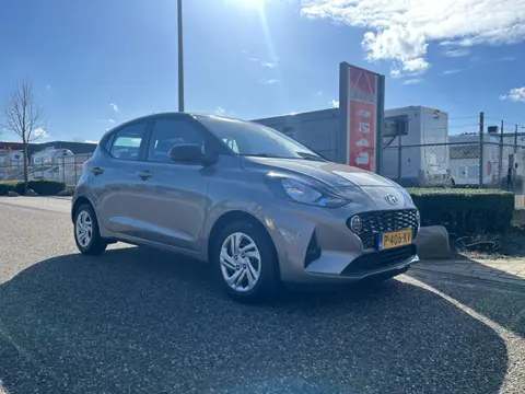 Hyundai i10 1.0 Premium Zwart Dak | Camera | Carplay | Cruise | Two-Tone | Armsteun voor | NAVI