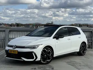 Volkswagen Golf 1.5 eTSI R-Line DSG | Pano | ACC | IQ | Black Style