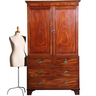 Zeer strak Engels Kabinet in fraaie lichtere mooi verouderde kleur ca 1800