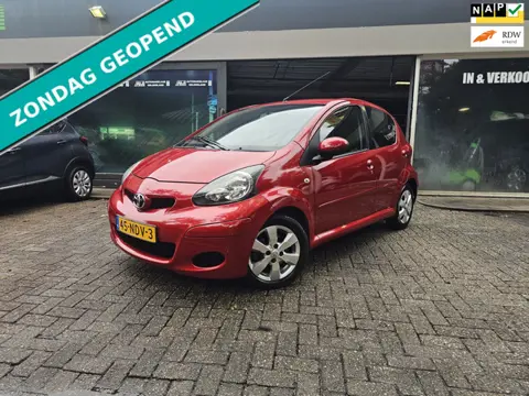 Toyota Aygo 1.0-12V Aspiration Red | 1E EIGENAAR | 3/6 of 12 MND GARANTIE | AIRCO | ELEC PAKKET | NW
