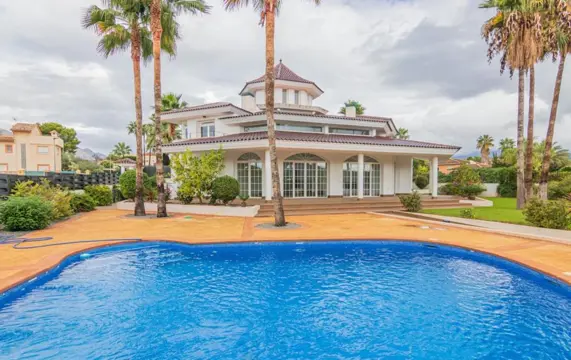 Luxe villa in de prestigieuze urbanisatie Arabí ,op loopafstand van het centrum van Alfaz del Pi.