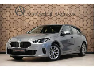 BMW 1-serie 120i HYBRID NW MODEL *Sportpakket* Sportleder/Navi/Camera/Apple Carplay