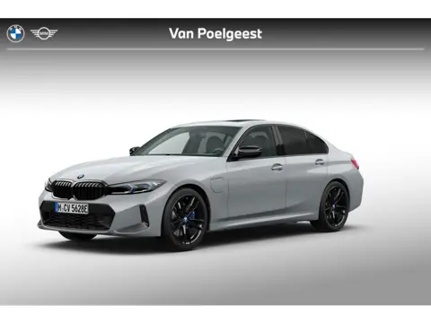 BMW 3 Serie Sedan 330e | M-Sport | Stuurwielverwarming | Travel Pack | Harman/Kardon | Schuif-/kante