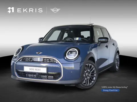 MINI 5-Deurs C Favoured M-Pakket + Glazen panoramadak + Harman Kardon + getint glas in achterportier