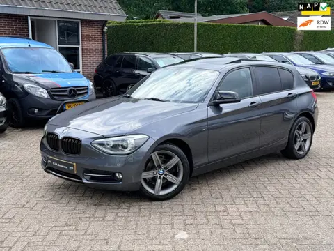 BMW 1-serie 114i Upgrade Edition Sport|Nieuwe Ketting + Klepseals|Carplay|Xenon|Leder|Climate contro