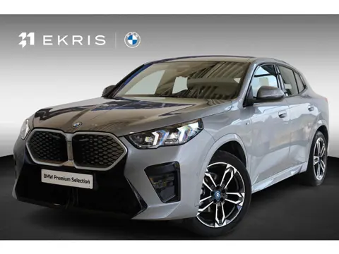 BMW iX2 eDrive20 | M Sport | Stuur- en Stoelverwarming | SOH 100% | Harman/Kardon | Trekhaak