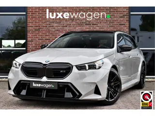 BMW M5 Touring | Chalk Individual | Ultimate Pack | Keramisch | Pano | Trekh | B&W | DA+