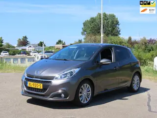 Peugeot 208 1.2 PureTech Signature *Carplay *Navi
