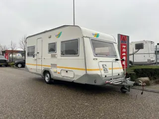 Knaus Sport 2404 | Voortent | Halfautomaat mover | Vastbed | Dinette (rondzit) | Kachel | Casette to