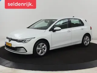 Volkswagen Golf 1.0 eTSI Life | Carplay | Sfeerverlichting |  Adaptive cruise | Navigatie | Parkeerh