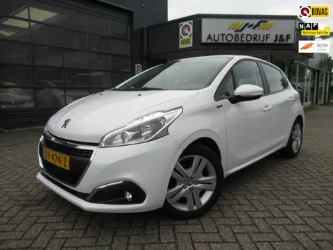 Peugeot 208 1.2 PureTech Signature / Navi / PDC / Carplay