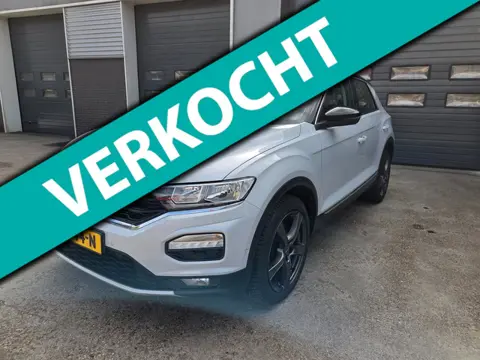 Volkswagen T-Roc 1.5 TSI Sport, Parelmoer, Zwart dak, Camera, Trekhaak, Navigatie.