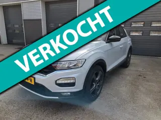 Volkswagen T-Roc 1.5 TSI Sport, Parelmoer, Zwart dak, Camera, Trekhaak, Navigatie.