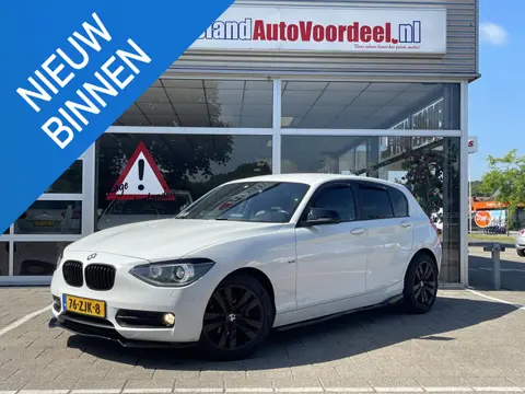 BMW 1-serie 114i Upgrade Edition /170 PK/Cruise/Airco/Lederen Sport interieur/Xenon/APK 07-2027/