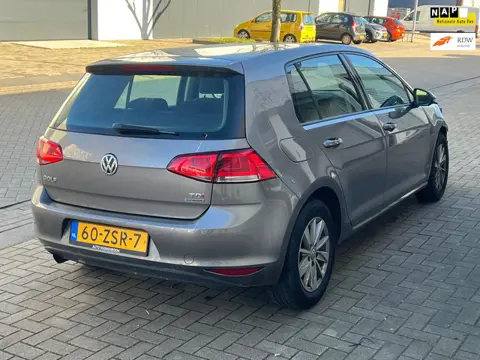 Volkswagen Golf 1.6 TDI Comfortline Automaat met RIJBAAR VOORSCHADE LEES DE TEKST