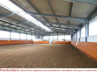 Paardenobject, rijhal, paardenboxen, buiten rijden, weiland