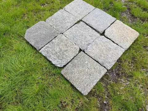 graniet natuursteen 40x40x7-8 cm 300m2 ruw/glad te
