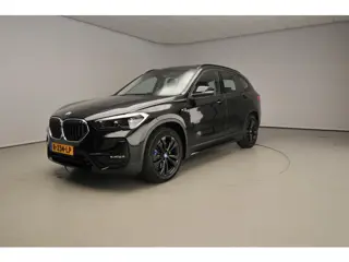 BMW X1 xDrive25e | LED | Leder | HUD | Panoramadak | Sportstoelen | Stoelverwarming | DAB | Hifi spe