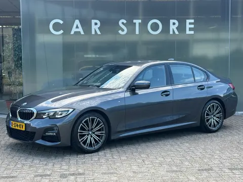 BMW 3-serie 320i High Executive M-Sport Dealer onderhouden