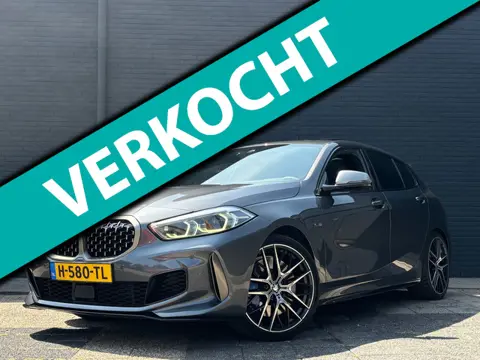 BMW 1-serie M135i xDrive | Pano | Head - Up | H&K | Carplay | Stoelverwarming | Stuurverwarming