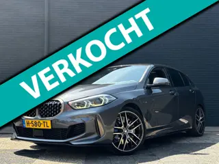 BMW 1-serie M135i xDrive | Pano | Head - Up | H&K | Carplay | Stoelverwarming | Stuurverwarming
