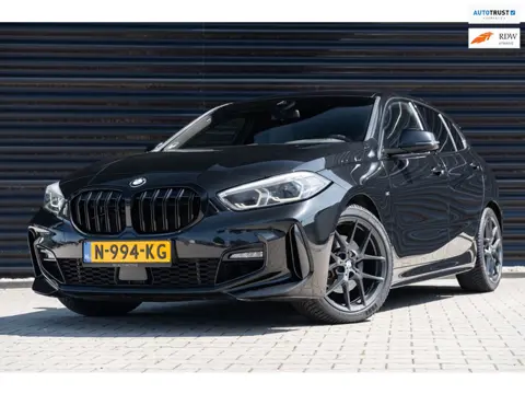 BMW 1-serie 118i High Executive M sport / CARPLAY / MAXTON / SFEERVERLICHTING / STOELVERWARMING